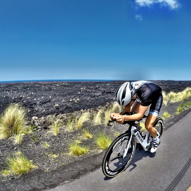 lars-petter-stormo-sykler-pa-queen-highway-hawaii