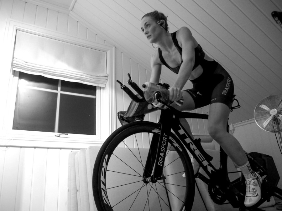 Trude Stormo sykler inne