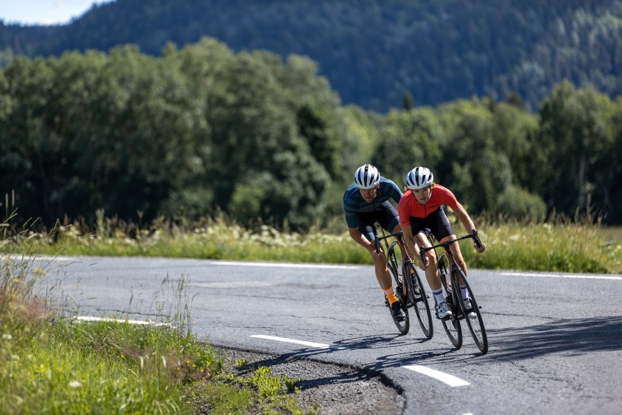 Mannlig og kvinnlig syklist med Trimtex tøy og Trek Madone sykkel